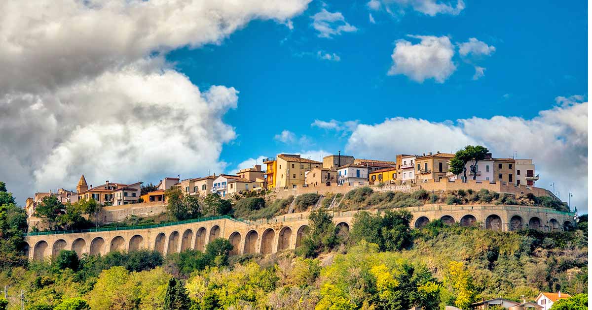 turista-italia-citta-abruzzo-teramo