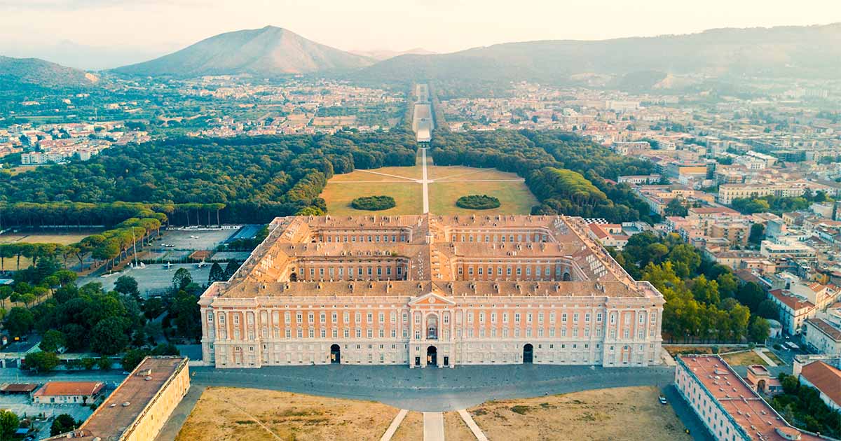 turista-italia-citta-campania-caserta