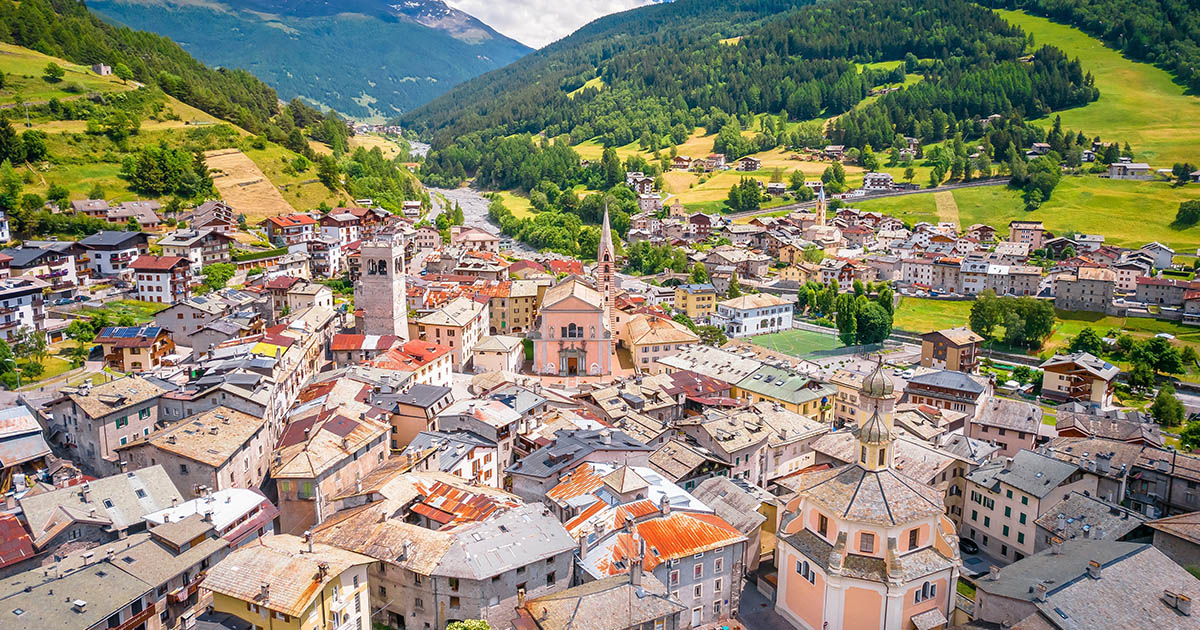 turista-italia-citta-lombardia-sondrio