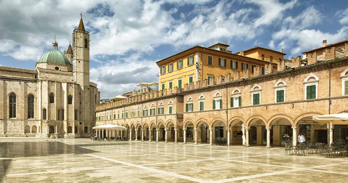 turista-italia-citta-marche-ascoli-piceno