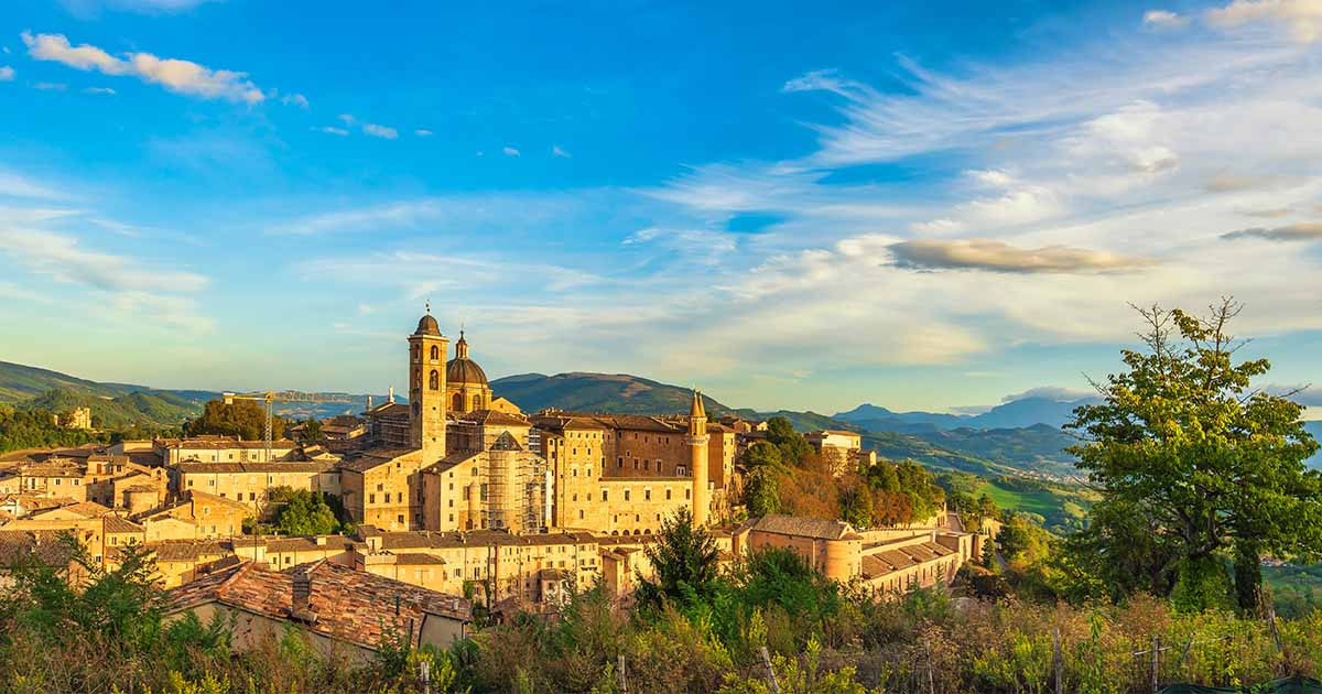 turista-italia-citta-marche-pesaro-e-urbino