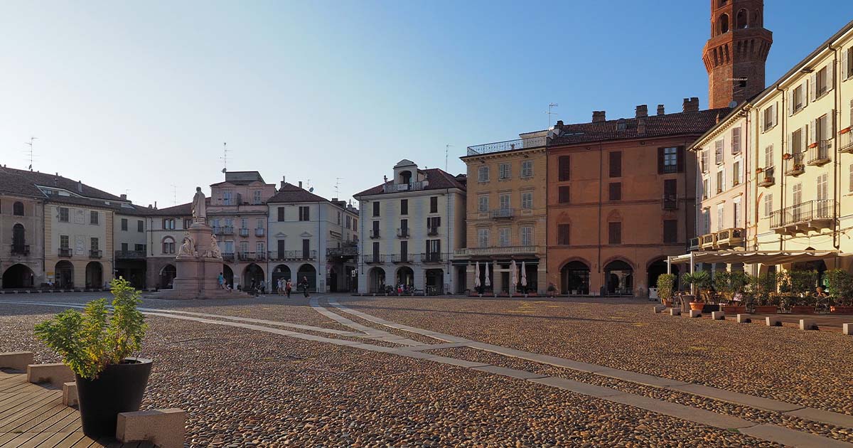 turista-italia-citta-piemonte-vercelli