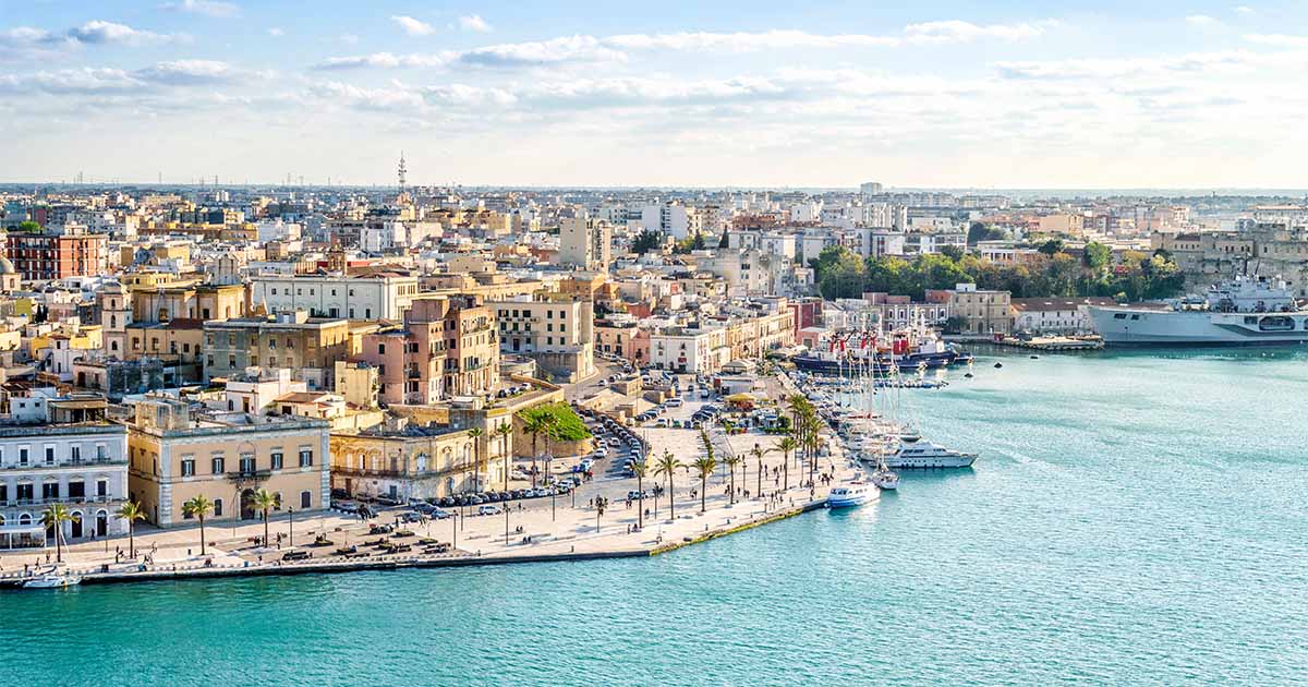 turista-italia-citta-puglia-brindisi