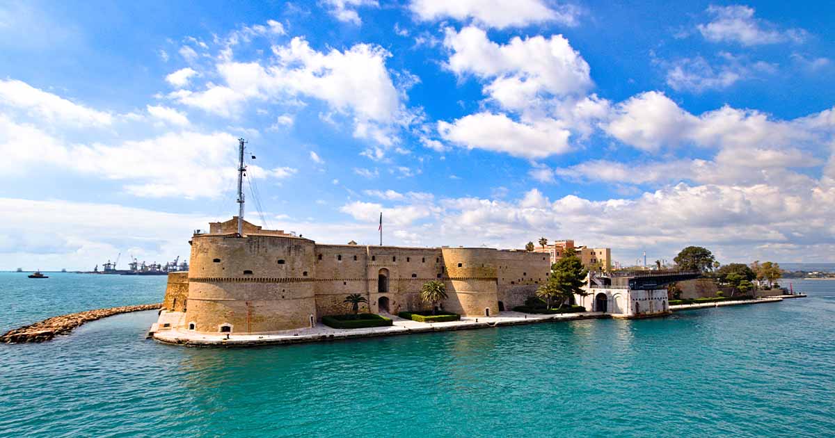 turista-italia-citta-puglia-taranto