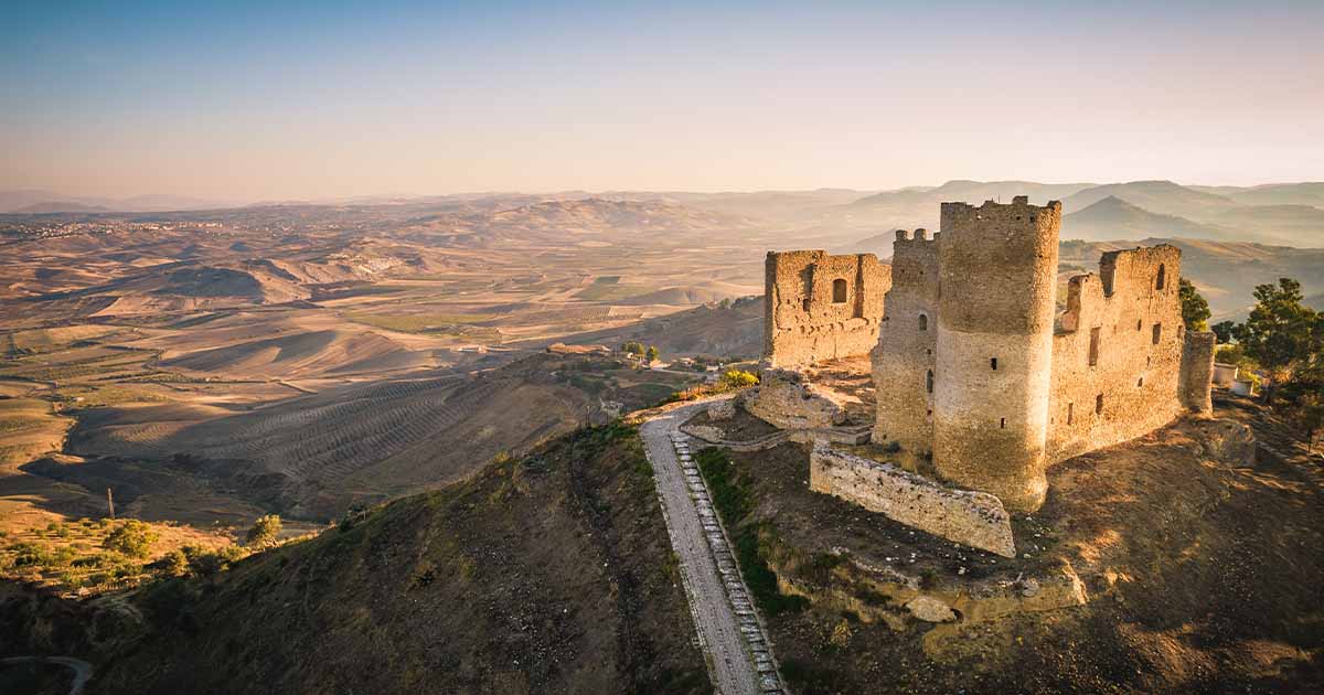 turista-italia-citta-sicilia-caltanissetta