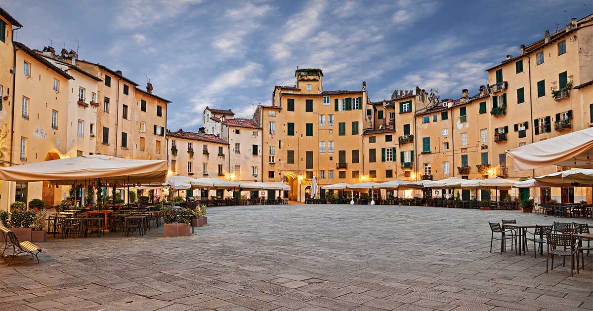 turista-italia-citta-toscana-lucca